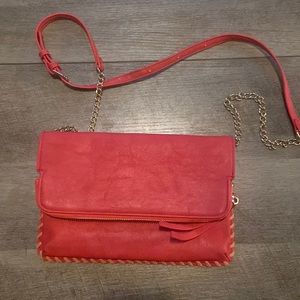 Love love love this clutch style purse it’s just so hard to match outfits